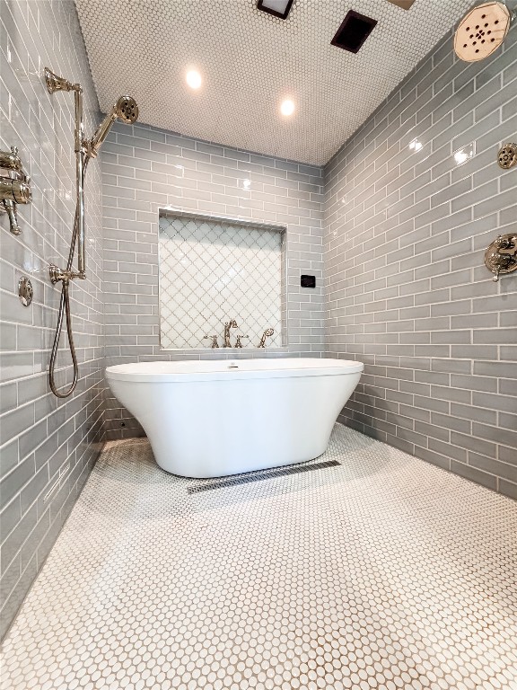 3618 Quiette Drive Austin, TX 78754 - Photo 14 of 31 a bathroom with a bathtub