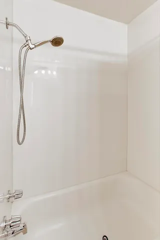 $4,000 | 1402 North La Salle Drive, Unit 1N, Chicago, IL 60610