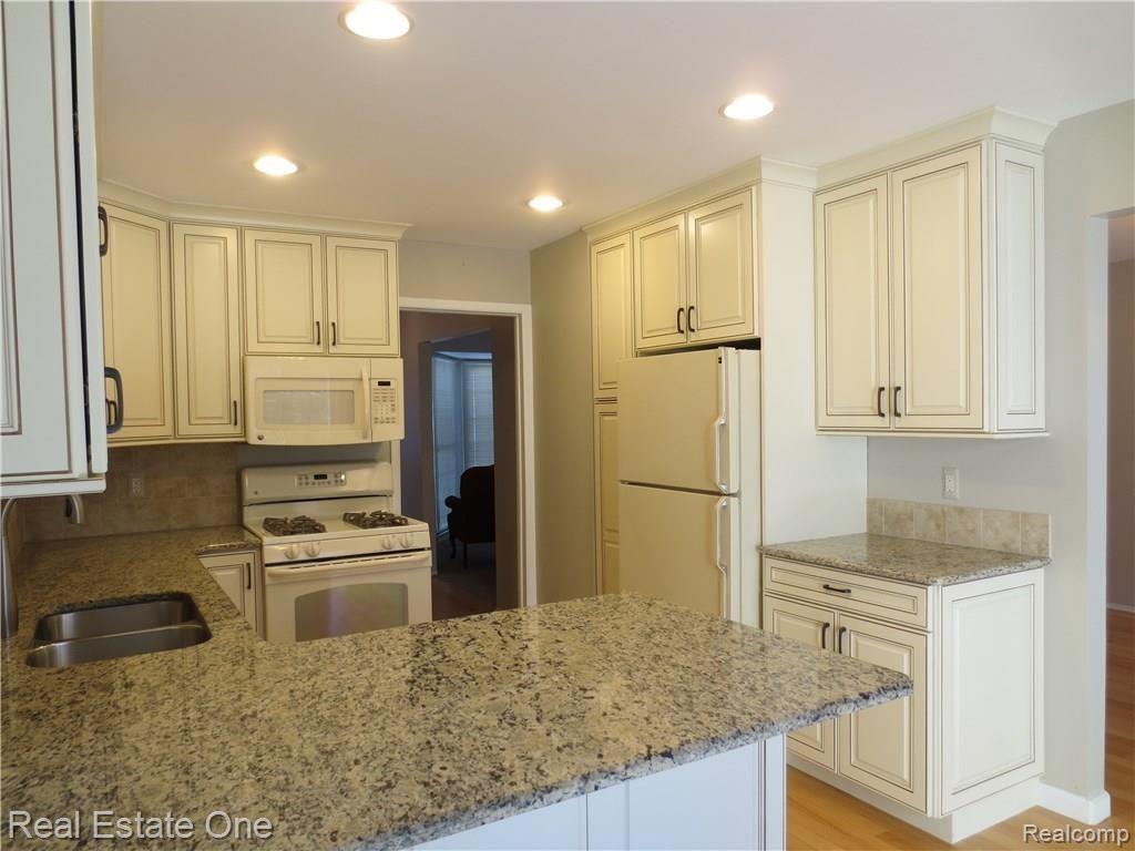 1235 Candlestick Lane, Unit 125 Rochester Hills, MI 48306 - Photo 13 of 31