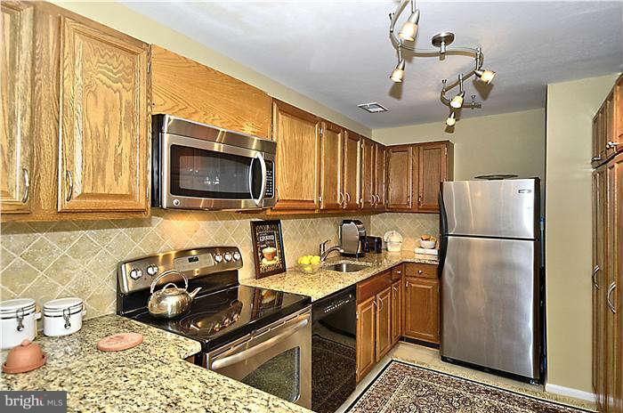 10703 Kings Riding Way, Unit T113 North Bethesda, MD 20852 - Photo 18 of 30 Kitchen