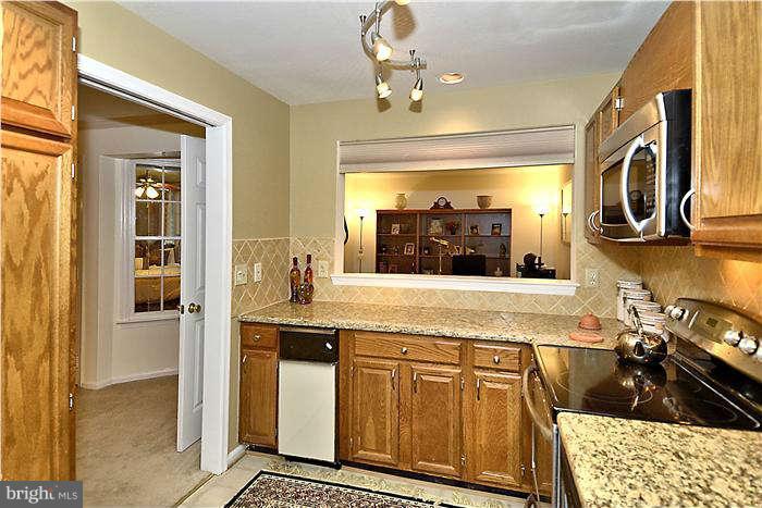 10703 Kings Riding Way, Unit T113 North Bethesda, MD 20852 - Photo 21 of 30 Kitchen