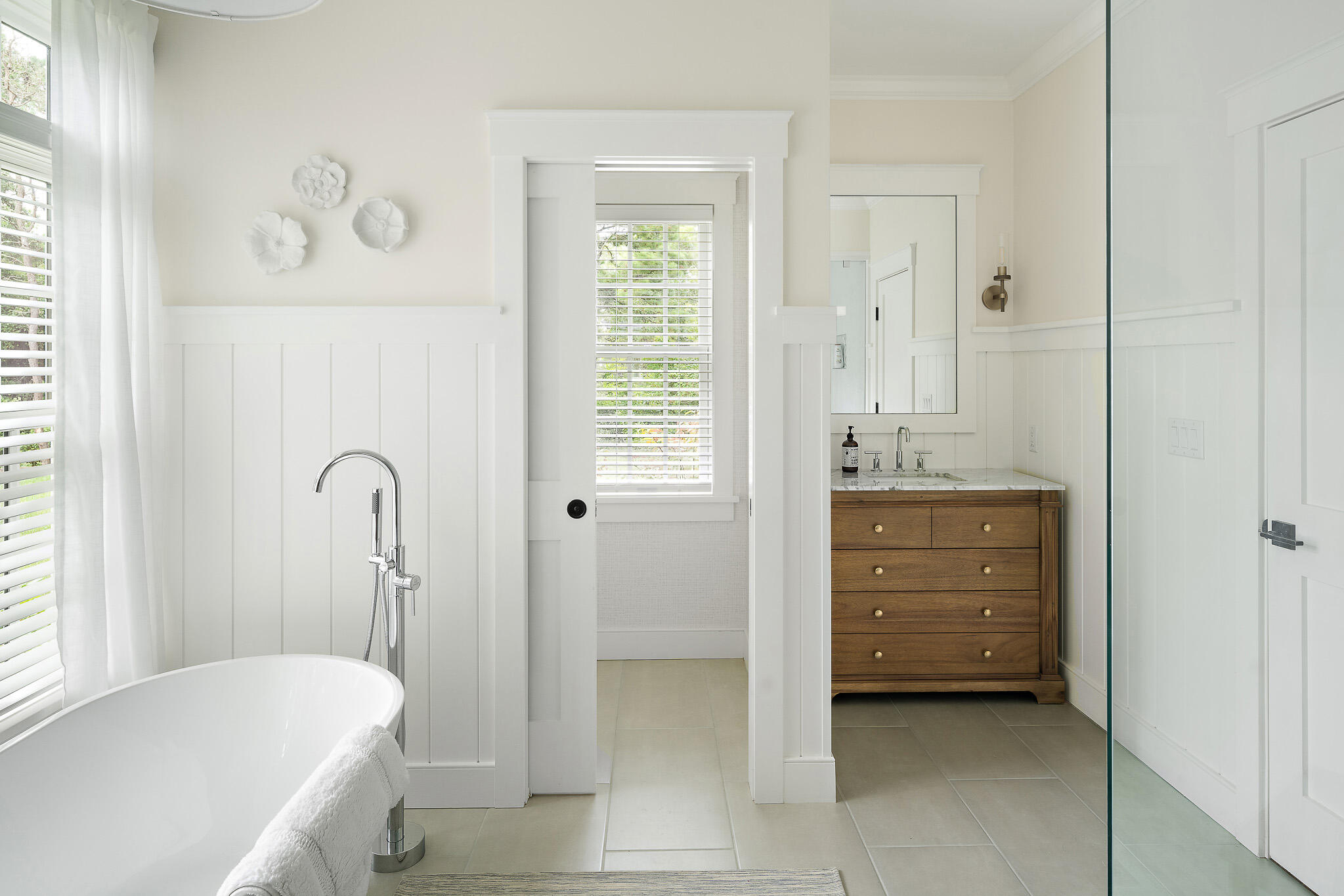 36 Crocker Drive Edgartown, MA 02539 - Photo 30 of 48 a bathroom with a bathtub sink and mirror