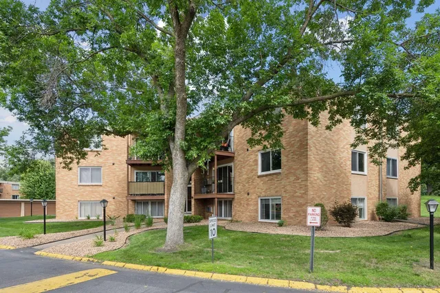 $119,950 | 9143 Olson Mem Highway, Unit 306, Golden Valley, MN 55427