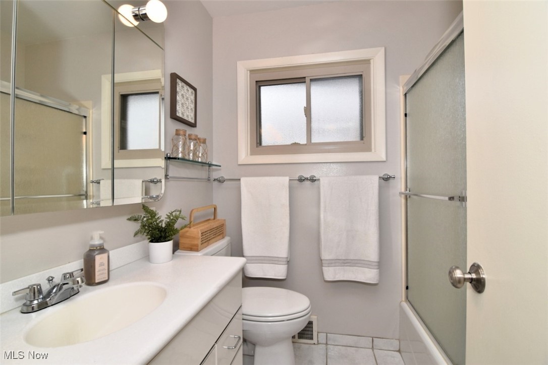 6329 Eastondale Road Cleveland, OH 44124 - Photo 12 of 17 Hall bath