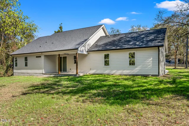 a view of a house with a backyard