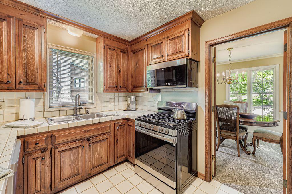 3900 Hillcrest Way Deephaven, MN 55391 - Photo 8 of 29