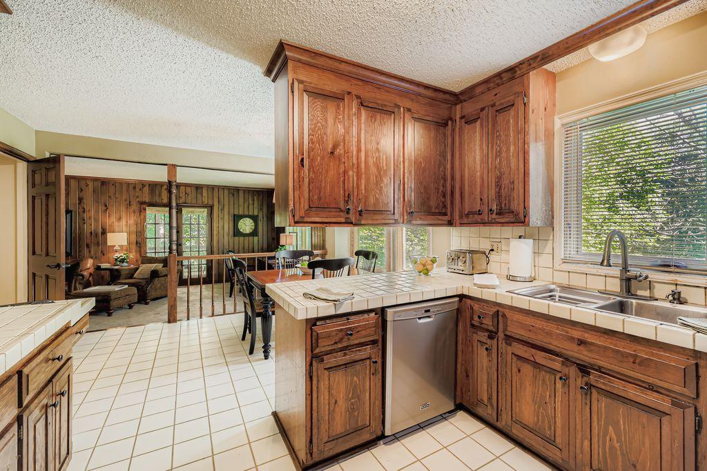 3900 Hillcrest Way Deephaven, MN 55391 - Photo 9 of 29