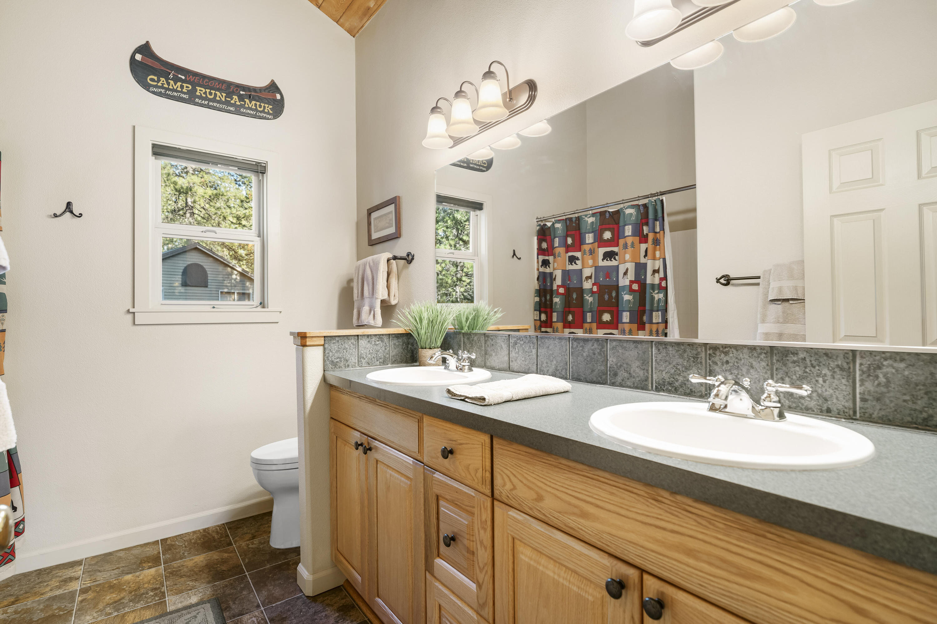 57532 Tamarack Lane, Unit 10 Sunriver, OR 97707 - Photo 15 of 21 Upstairs Full Bathroom