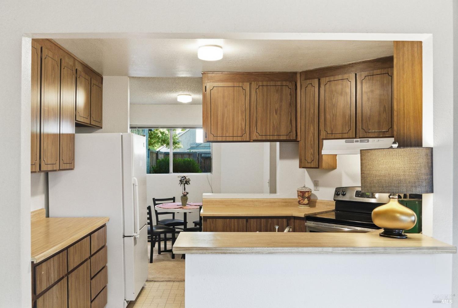 514 Racquet Club Circle Rohnert Park, CA 94928 - Photo 12 of 39 a kitchen with a refrigerator and a stove