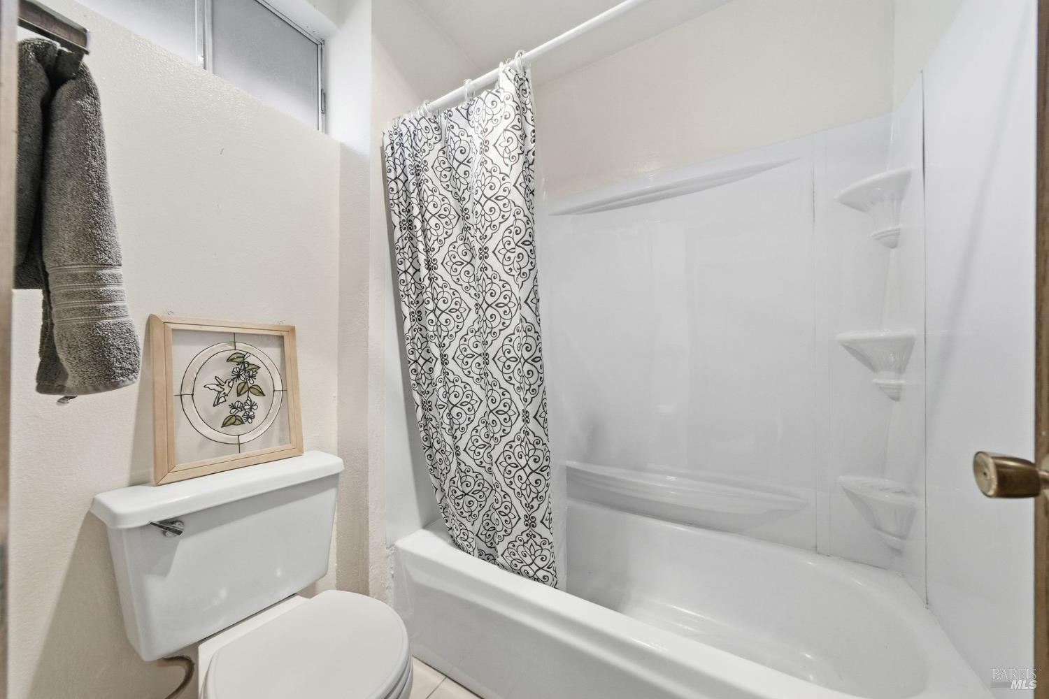514 Racquet Club Circle Rohnert Park, CA 94928 - Photo 19 of 39 a bathroom with a toilet and a bathtub
