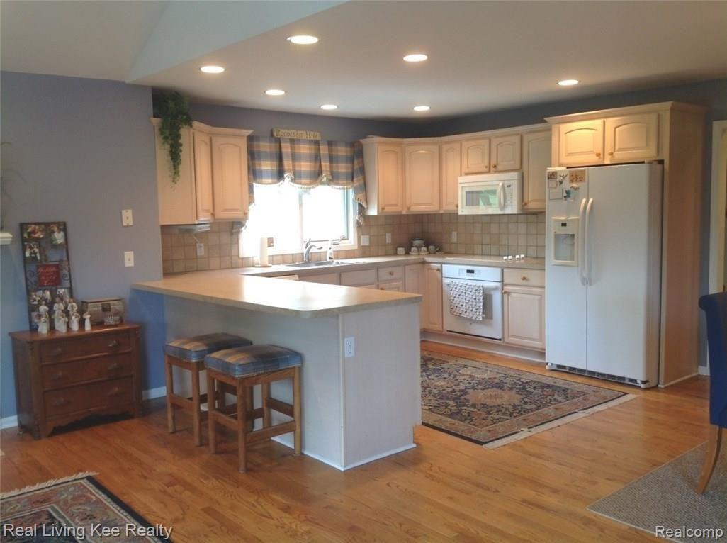 733 Augusta Drive Rochester, MI 48309 - Photo 9 of 53 1st fl kitchen.jpg