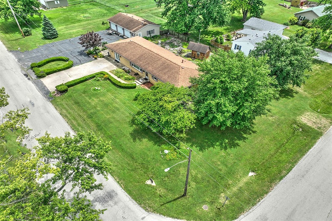 3875 East Maynor Street Decatur, IL 62521 - Photo 4 of 32 a backyard of a house with garden