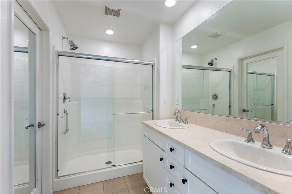 2890 Silver Medal Road, Unit 9 Chula Vista, CA 91915 - Photo 15 of 31 Primary bathroom
*Photos have been digitallyenhanced