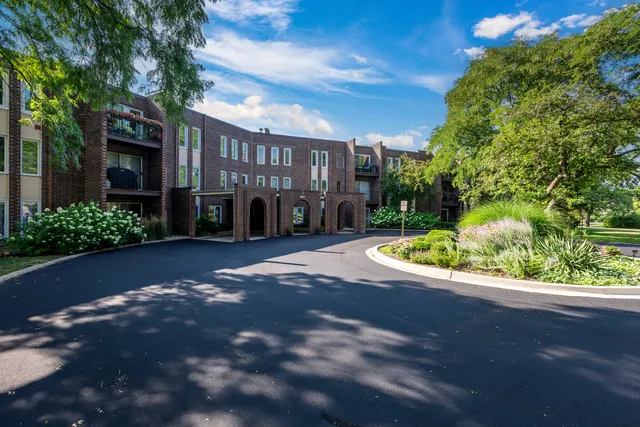 $221,000 | 1450 Sandpebble Drive, Unit 333, Wheeling, IL 60090