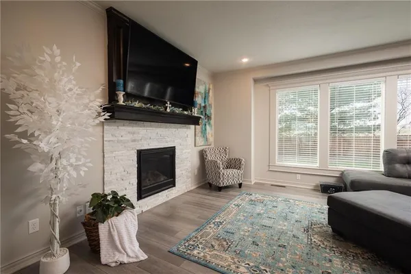 $575,000 | 104 Southwest Greenbriar Drive, Blue Springs, MO 64064