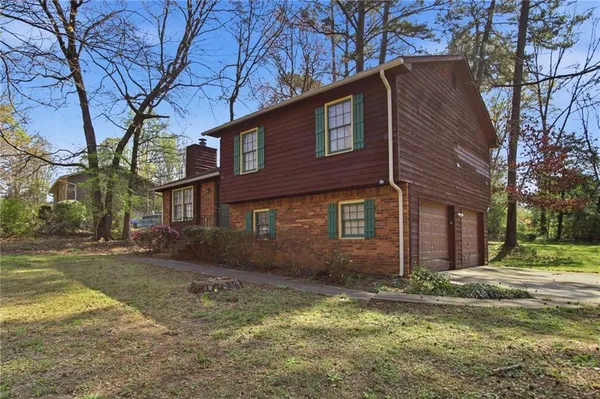 a view of a house with a yard