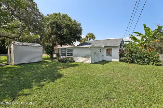 a view of a house with a backyard