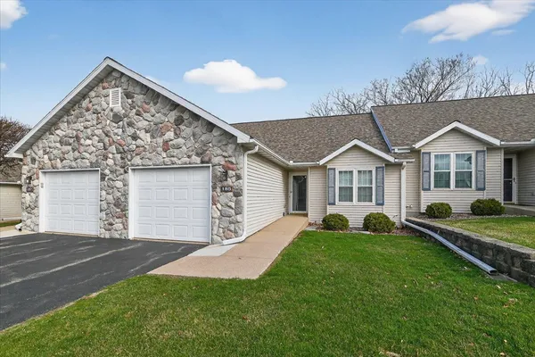 $299,900 | 185 North Musket Ridge Drive, Sun Prairie, WI 53590