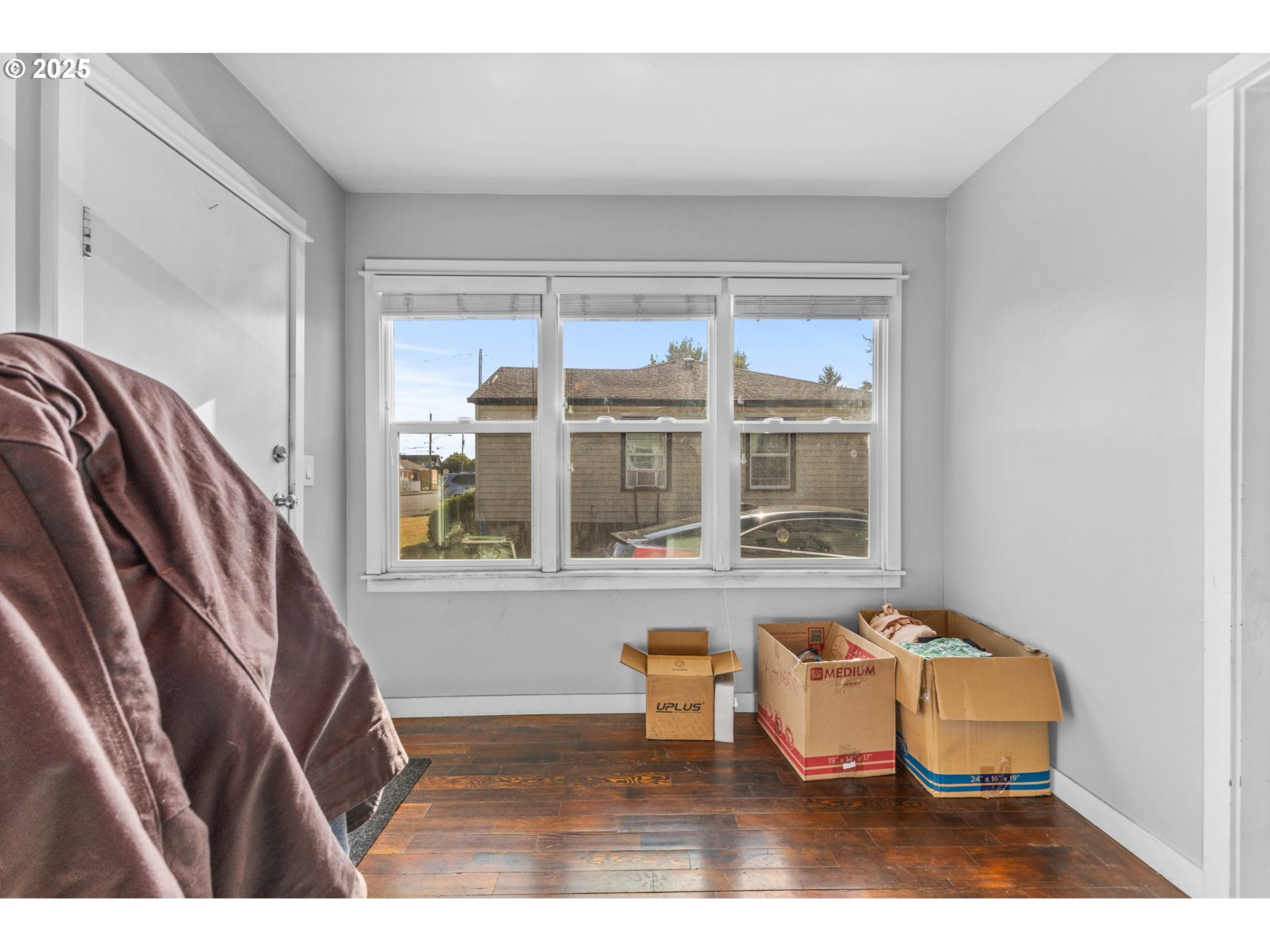 221 Southwest Rainbow Avenue Dallas, OR 97338 - Photo 20 of 36 a living room with a couch and a window