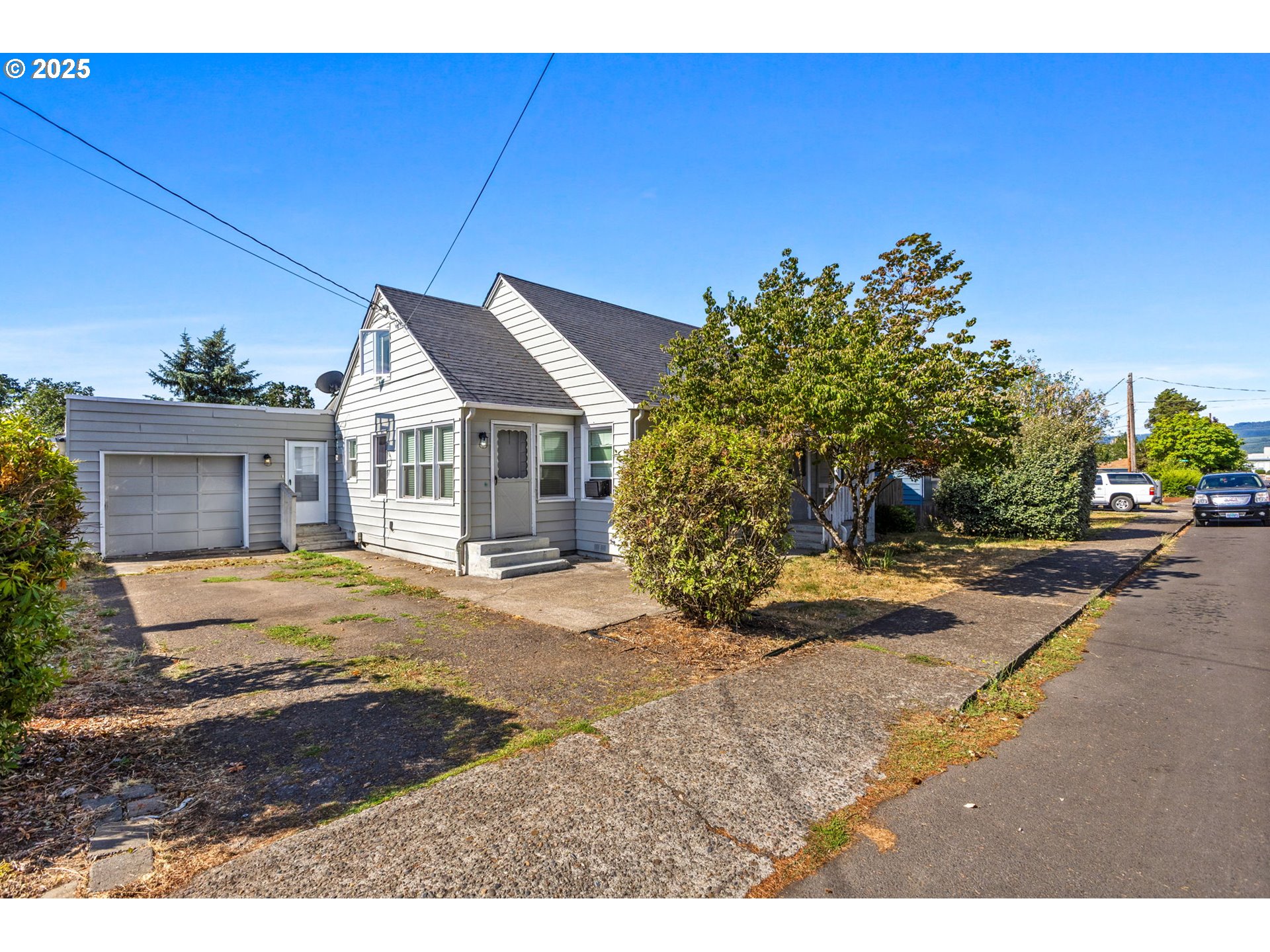 221 Southwest Rainbow Avenue Dallas, OR 97338 - Photo 3 of 36 a front view of a house with a yard