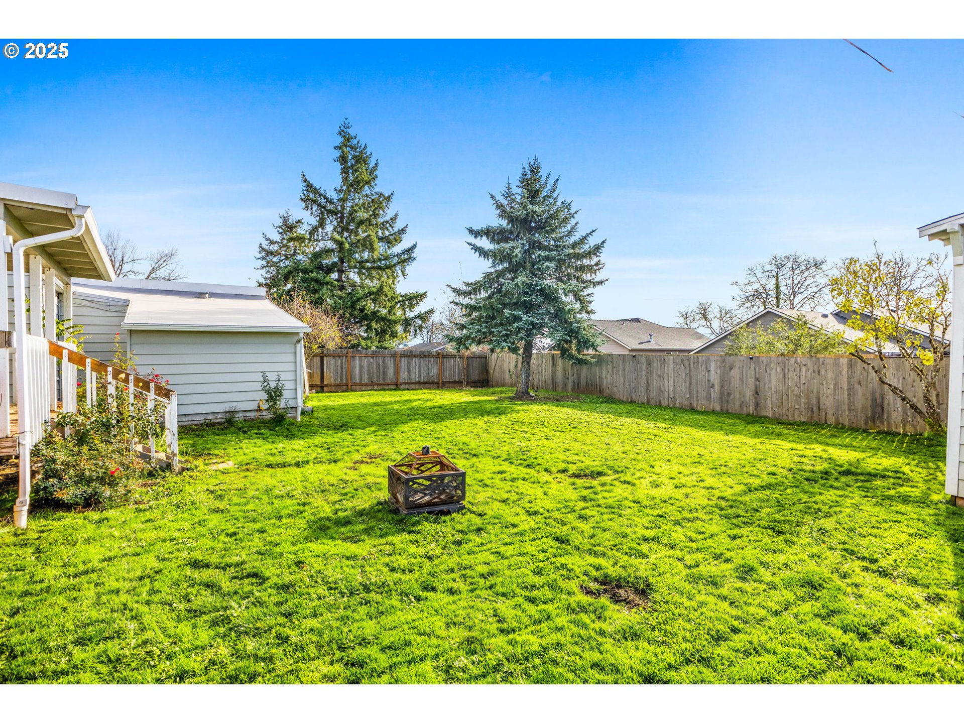 221 Southwest Rainbow Avenue Dallas, OR 97338 - Photo 35 of 36 a backyard of a house with lots of green space