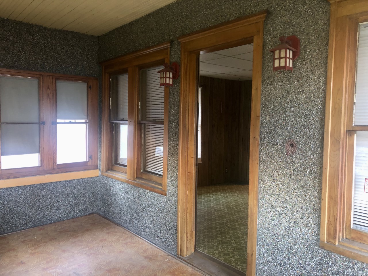 404 West Erie Street Spring Valley, IL 61362 - Photo 3 of 11 a view of a hallway with windows