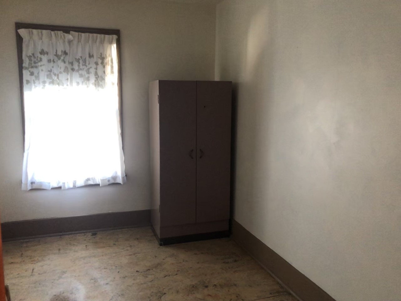 404 West Erie Street Spring Valley, IL 61362 - Photo 7 of 11 an empty room with a window