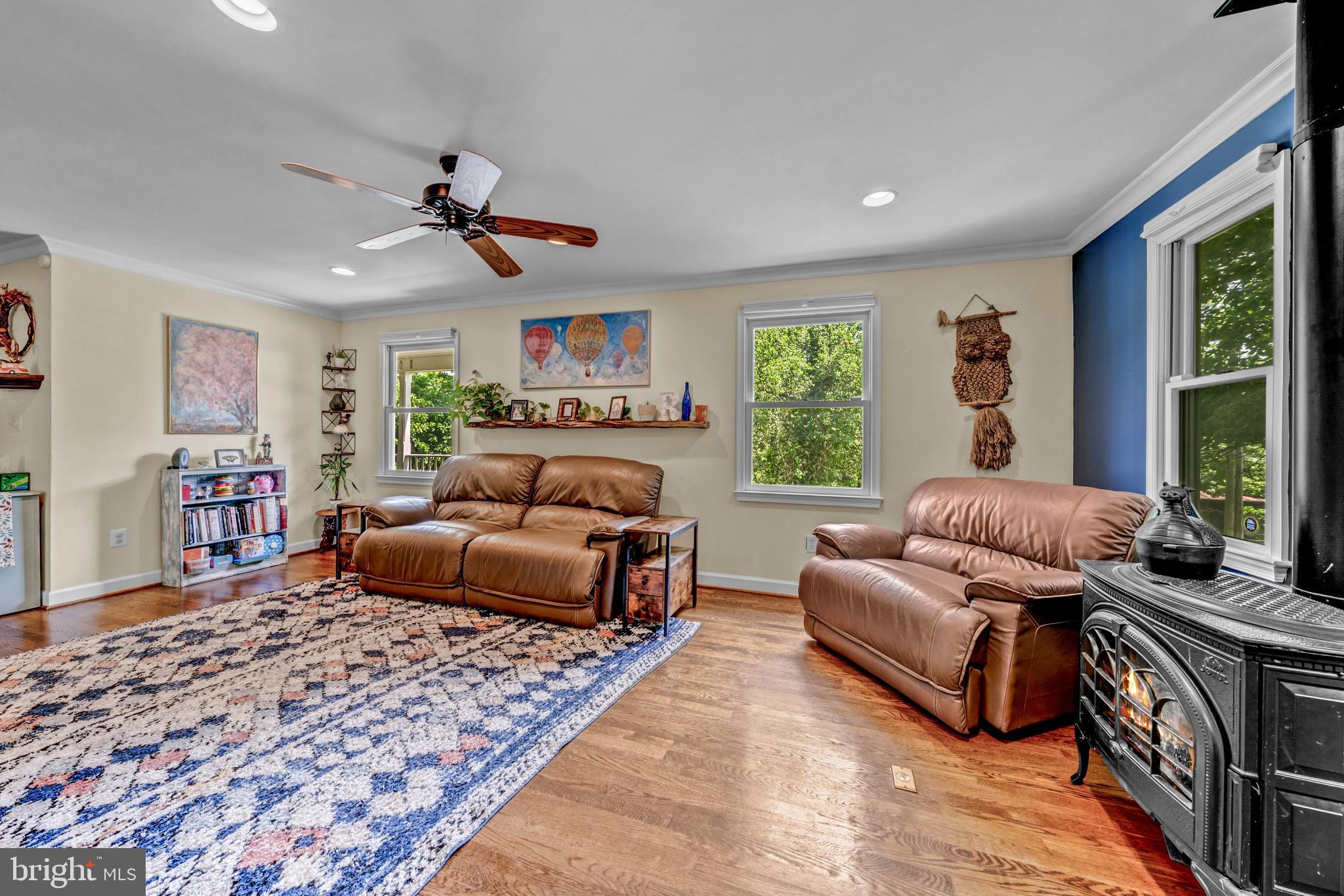 35094 Scotland Heights Road Round Hill, VA 20141 - Photo 12 of 41 Living room