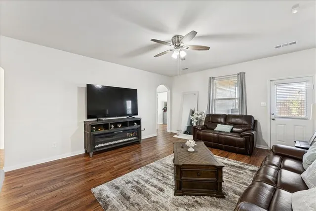 $275,000 | 180 Kennedy Drive, Venus, TX 76084