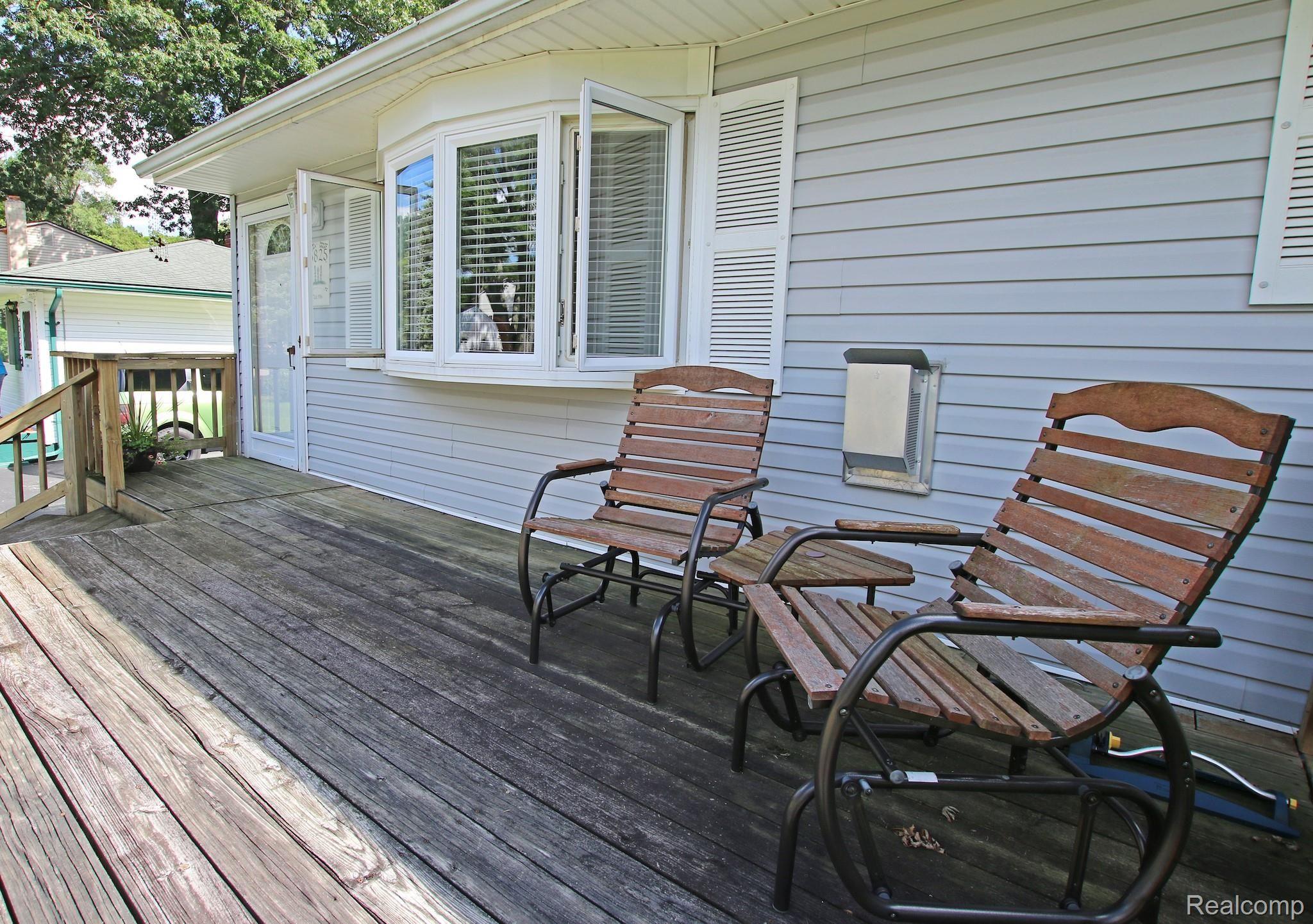 5825 Crescent Road Waterford, MI 48327 - Photo 4 of 44 4) Front.jpg