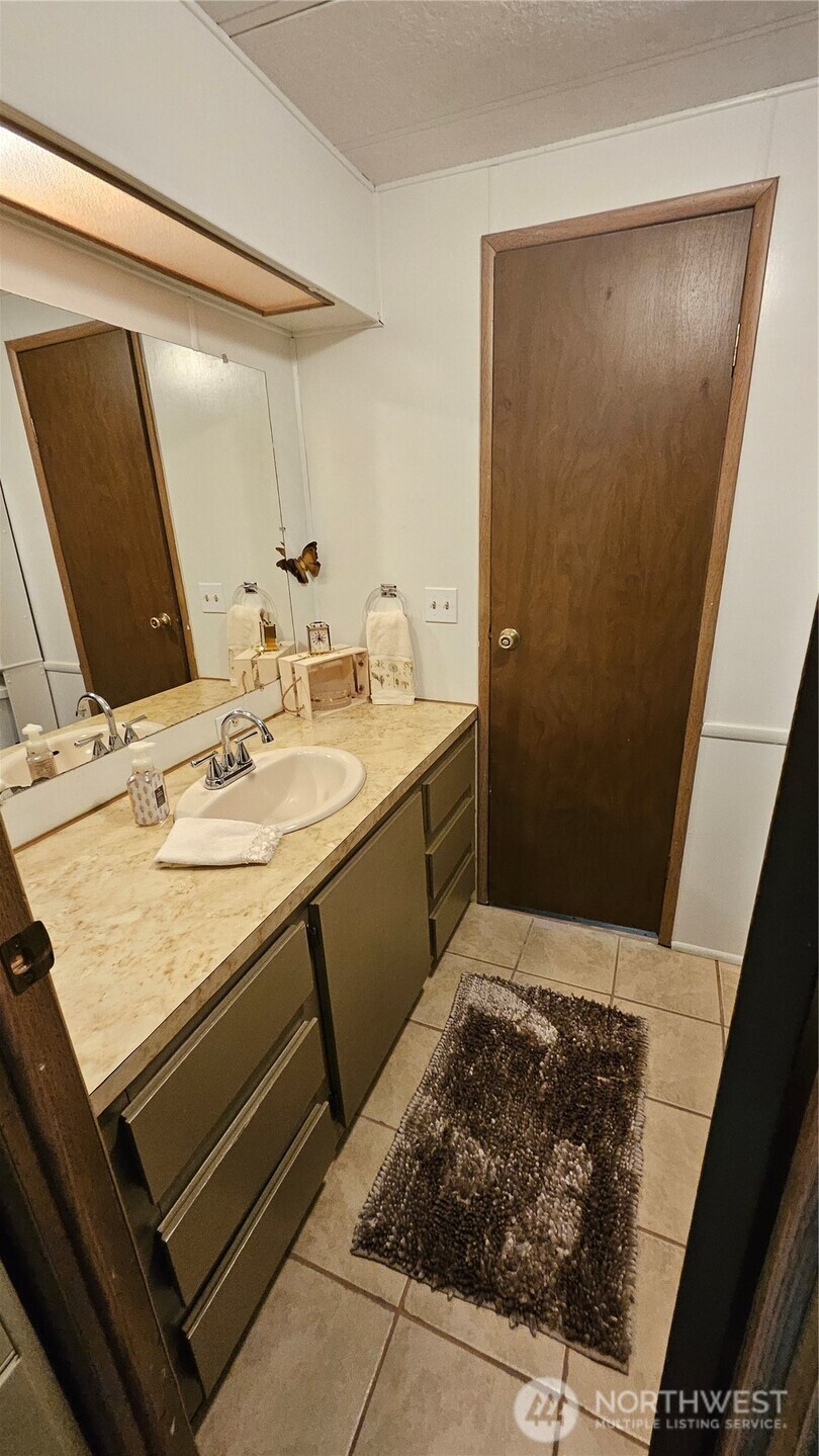 5600 Mt Solo Road, Unit 161 Longview, WA 98632 - Photo 16 of 17 a bathroom with a sink and a mirror