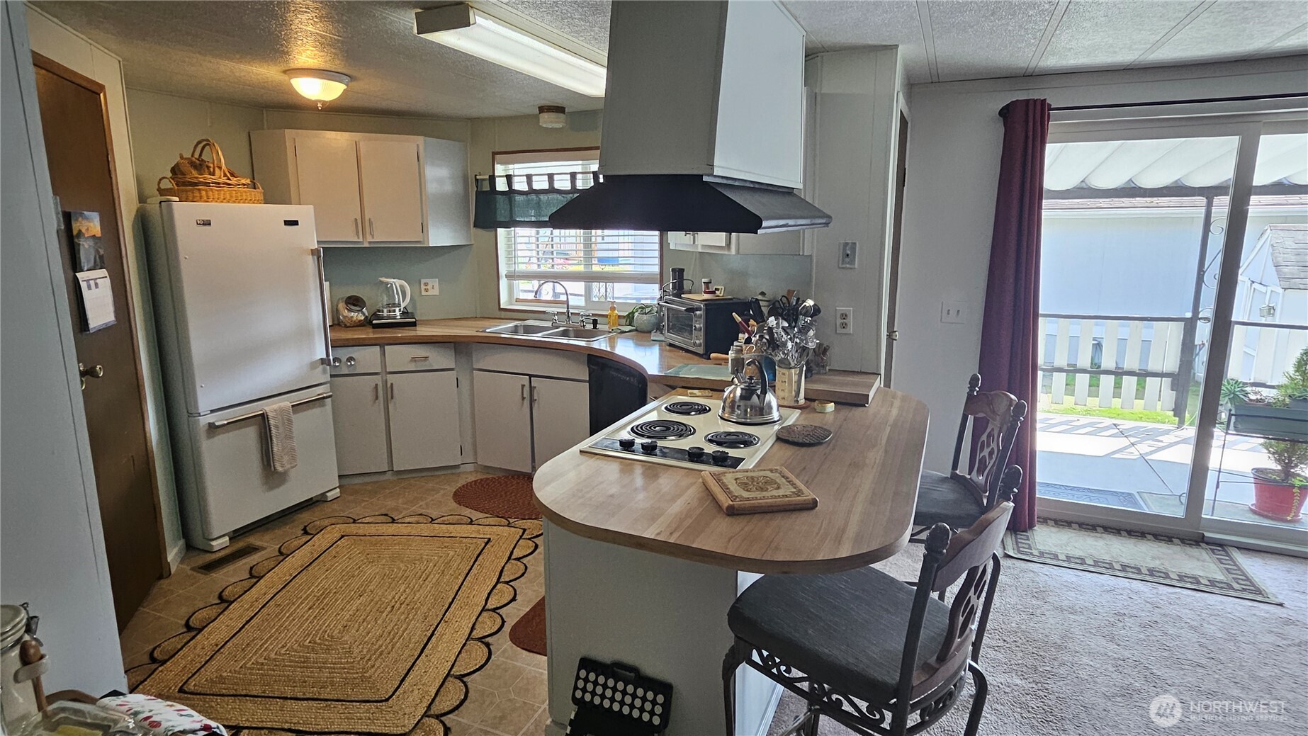 5600 Mt Solo Road, Unit 161 Longview, WA 98632 - Photo 4 of 17 a kitchen with a table chairs stove and refrigerator