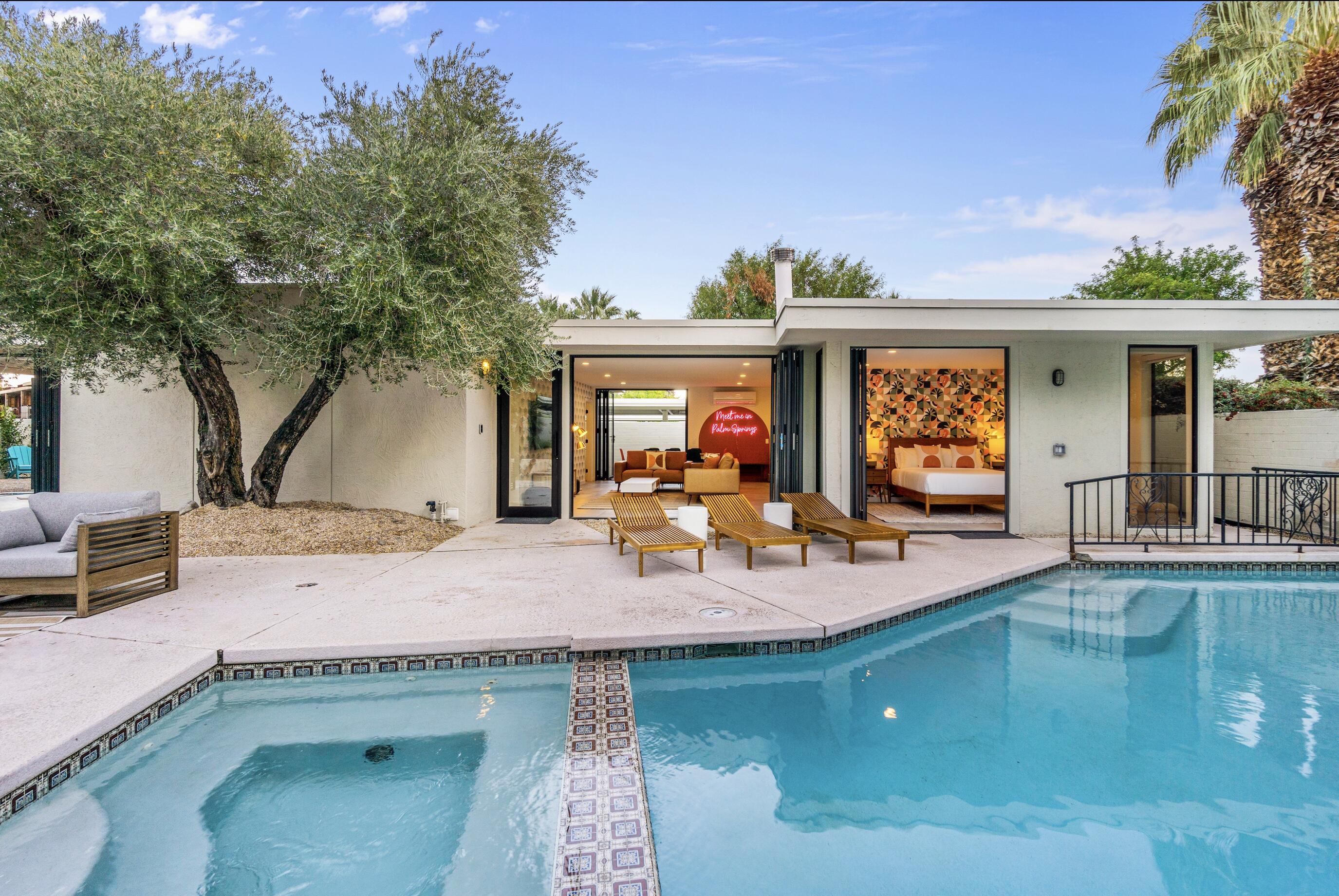 130 West Racquet Club Road, Unit 308 Palm Springs, CA 92262 - Photo 3 of 47 130 W Racquet Club Road 308