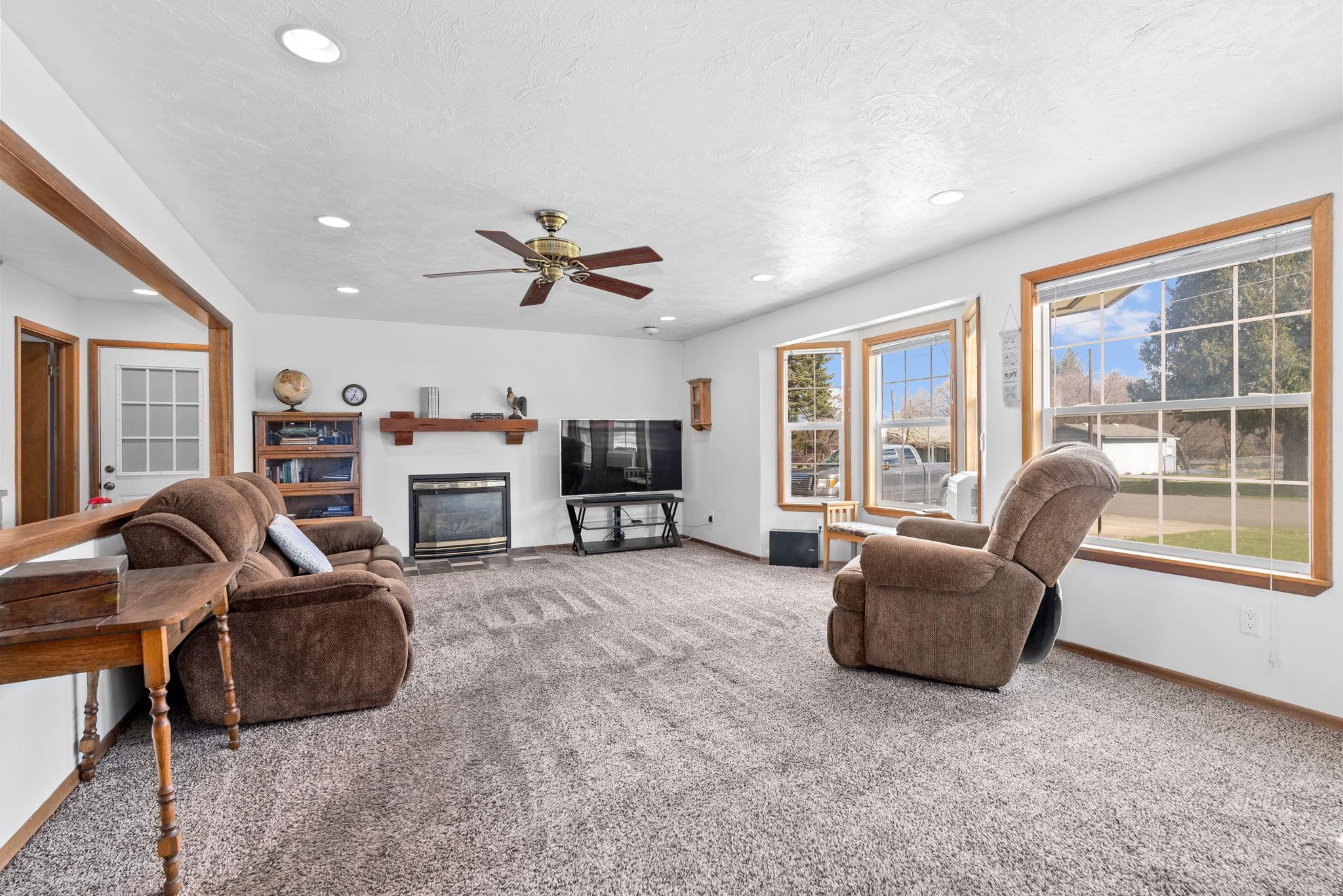 706 South Virginia Road Spokane Valley, WA 99216 - Photo 3 of 35