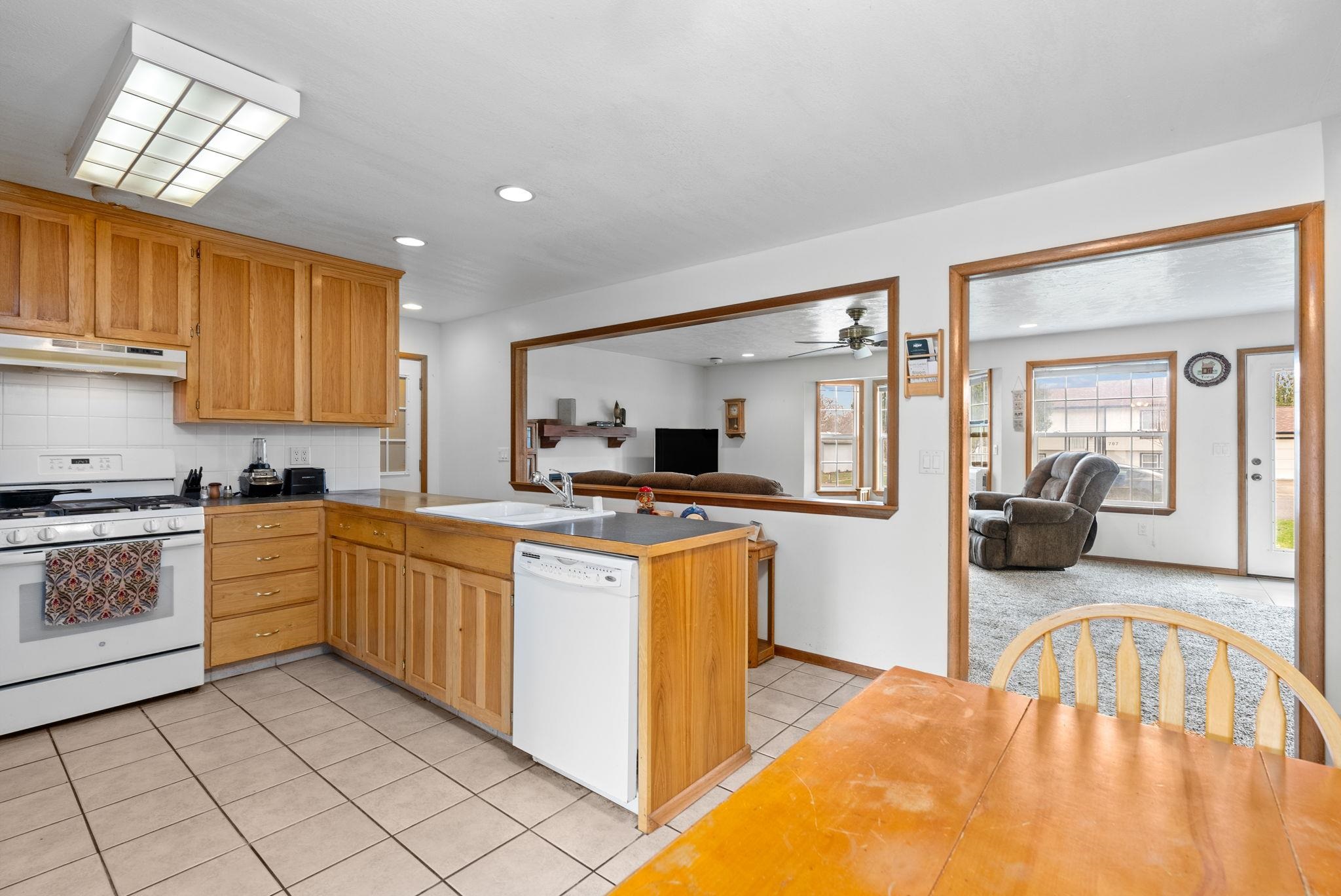 706 South Virginia Road Spokane Valley, WA 99216 - Photo 8 of 35