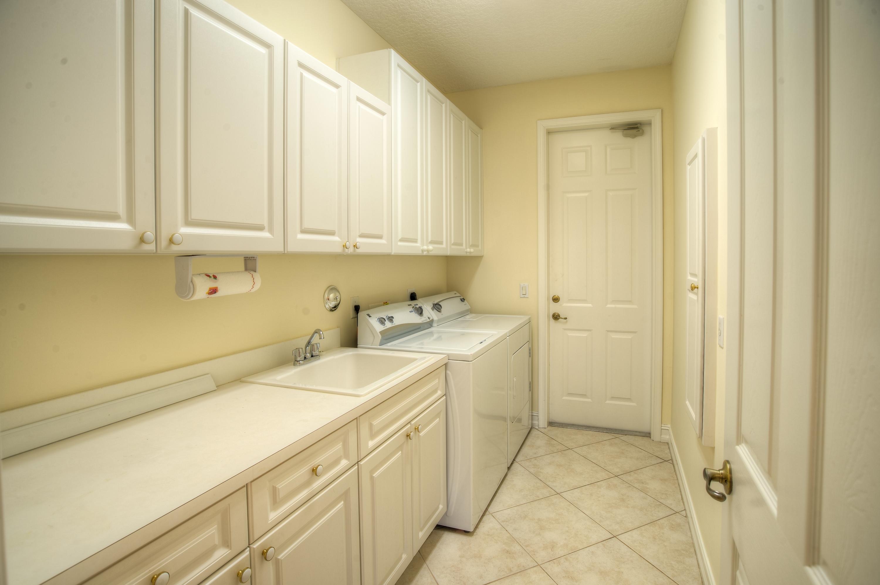 18928 Southeast Loxahatchee River Road Jupiter, FL 33458 - Photo 17 of 33 Laundry Room