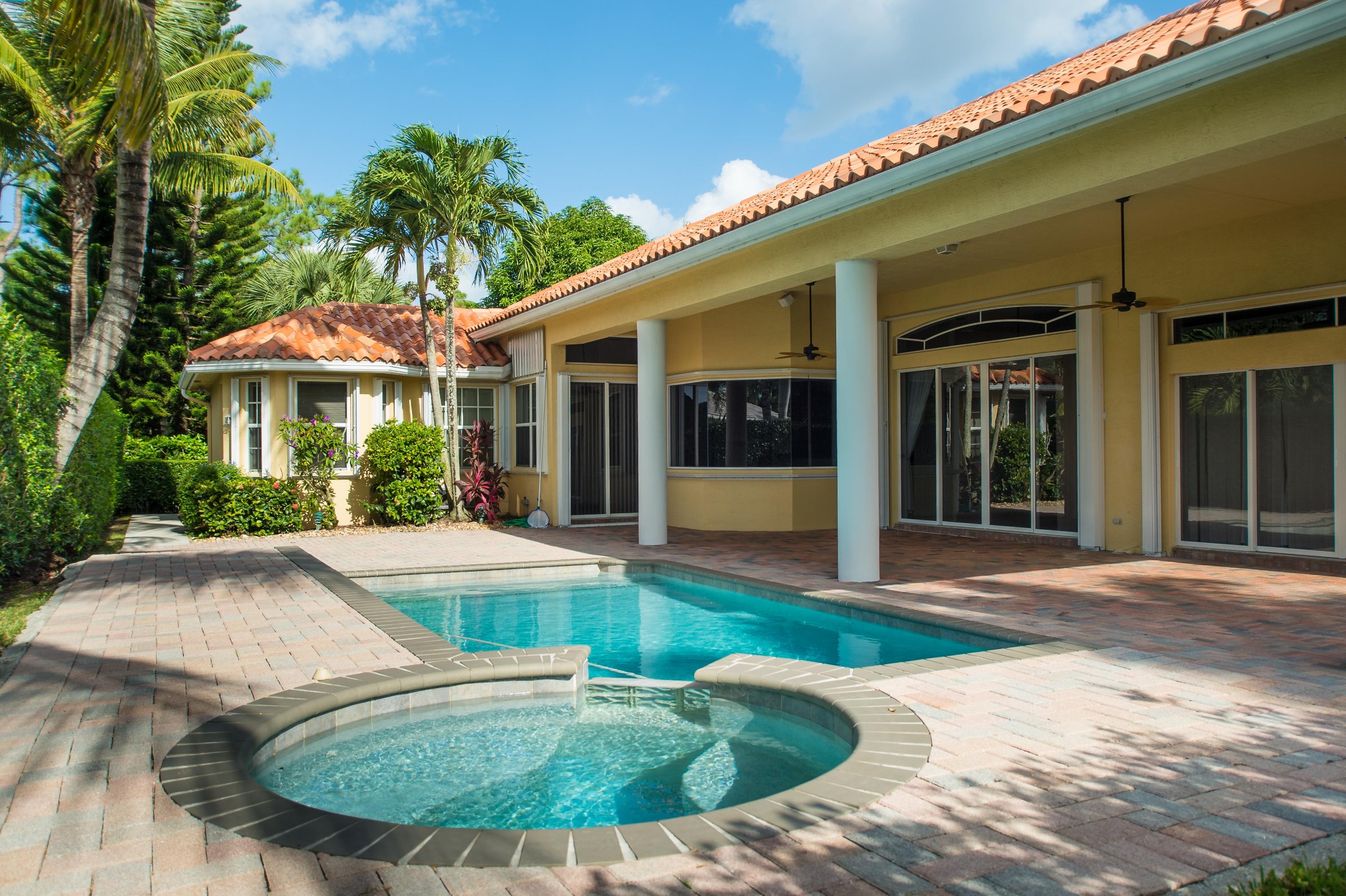 18928 Southeast Loxahatchee River Road Jupiter, FL 33458 - Photo 20 of 33 Pool and spa