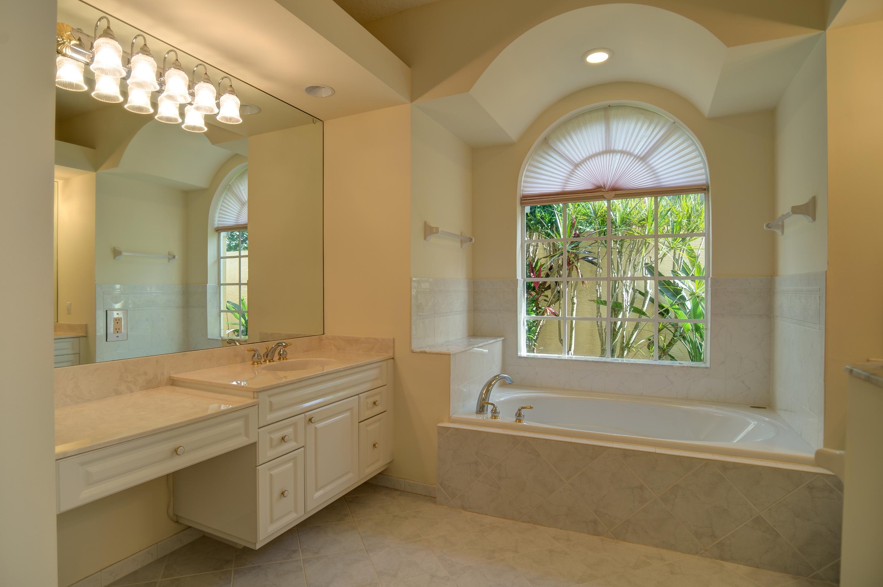 18928 Southeast Loxahatchee River Road Jupiter, FL 33458 - Photo 25 of 33 Masterbath
