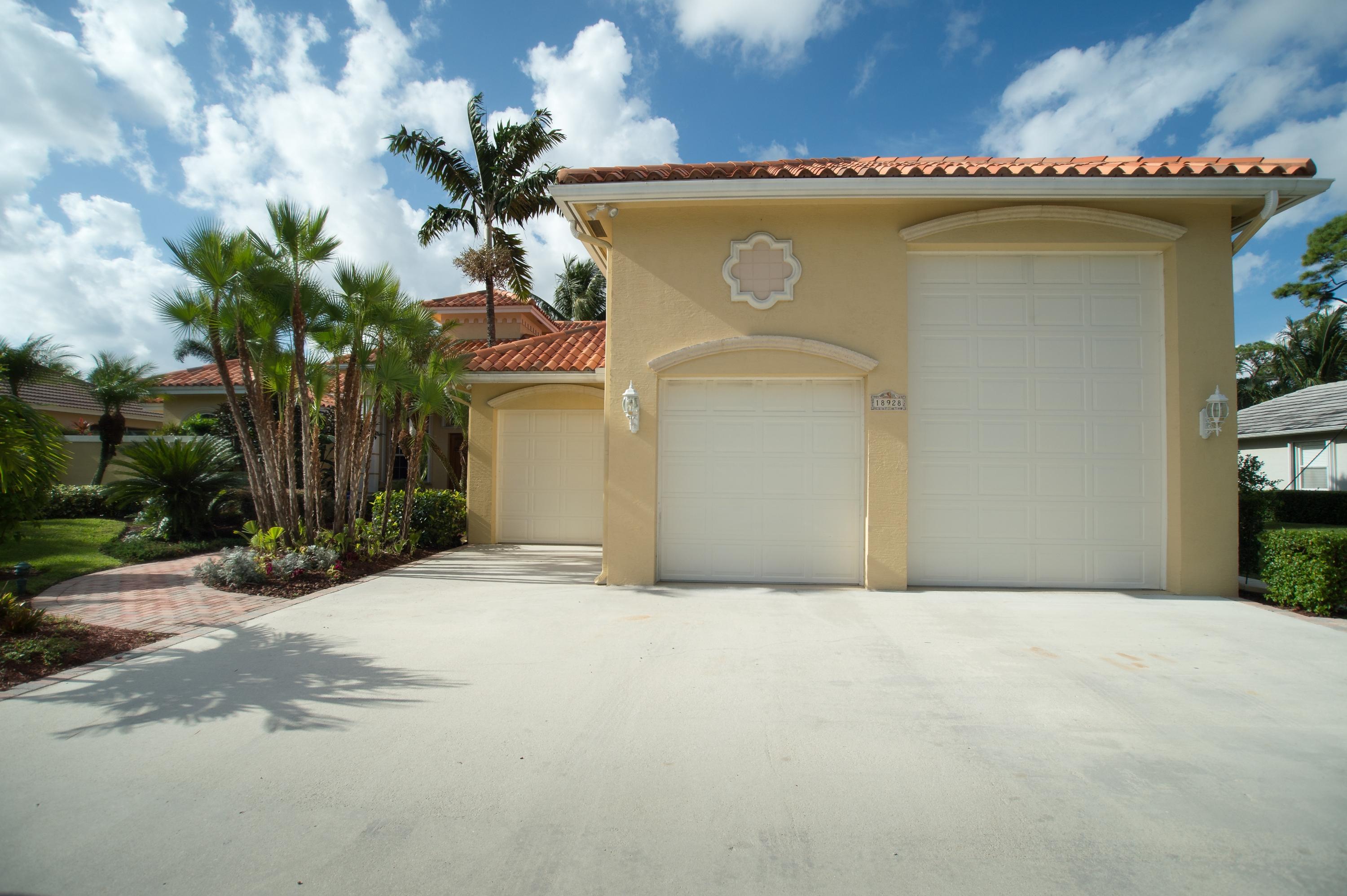 18928 Southeast Loxahatchee River Road Jupiter, FL 33458 - Photo 31 of 33 Garages