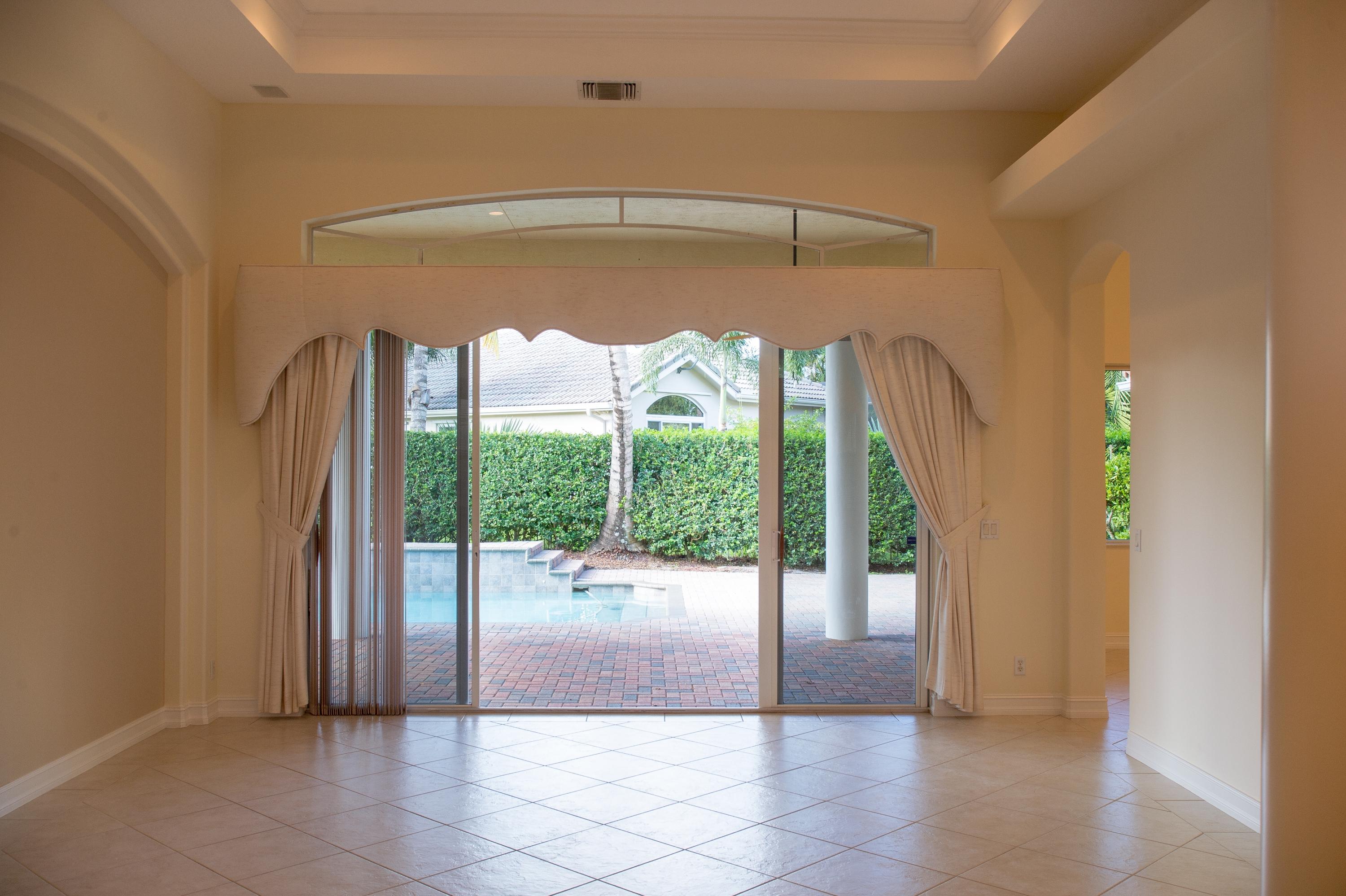 18928 Southeast Loxahatchee River Road Jupiter, FL 33458 - Photo 6 of 33 Living room
