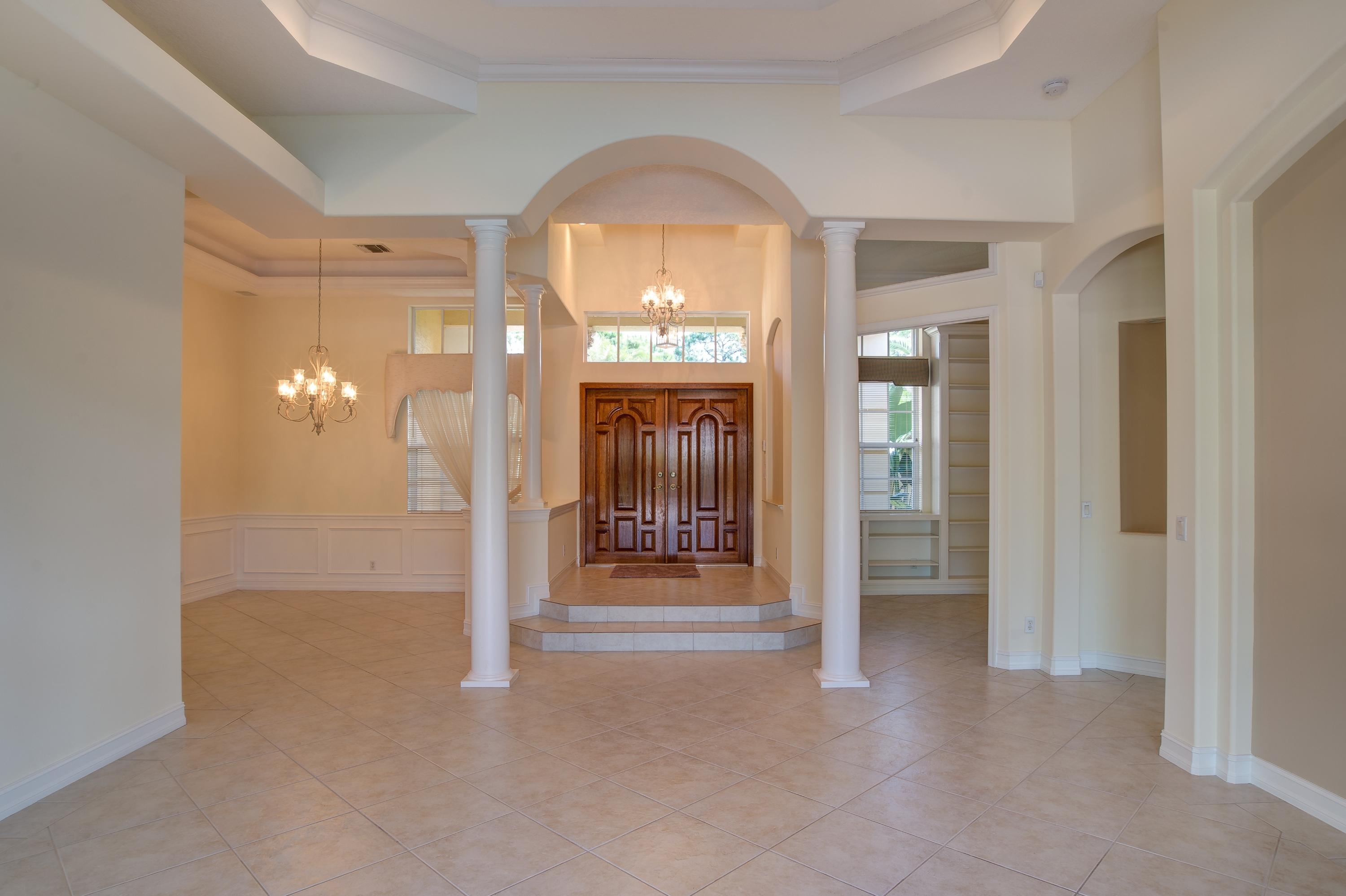 18928 Southeast Loxahatchee River Road Jupiter, FL 33458 - Photo 7 of 33 Livingroom looking toward front door