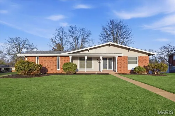 $285,000 | 1 Hazelnut Court, Florissant, MO 63033