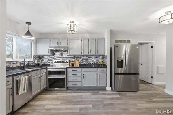 $285,000 | 1 Hazelnut Court, Florissant, MO 63033