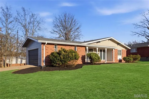 $285,000 | 1 Hazelnut Court, Florissant, MO 63033