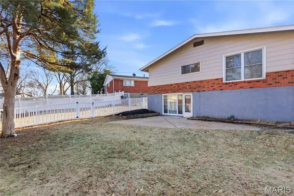 $285,000 | 1 Hazelnut Court, Florissant, MO 63033