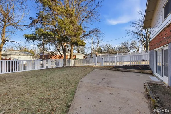 $285,000 | 1 Hazelnut Court, Florissant, MO 63033