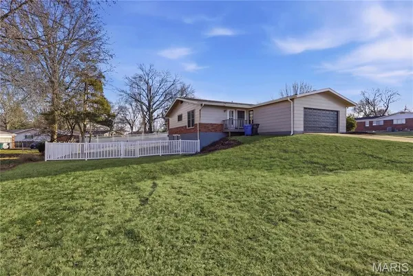 $285,000 | 1 Hazelnut Court, Florissant, MO 63033
