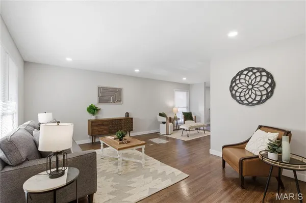 $285,000 | 1 Hazelnut Court, Florissant, MO 63033