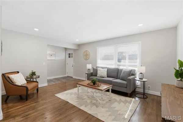 $285,000 | 1 Hazelnut Court, Florissant, MO 63033