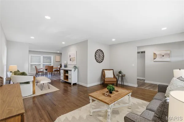 $285,000 | 1 Hazelnut Court, Florissant, MO 63033